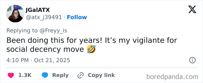 Captura de pantalla de un tweet sobre el cierre de un usuario de altavoz, destacando la decencia social y las reacciones en línea.