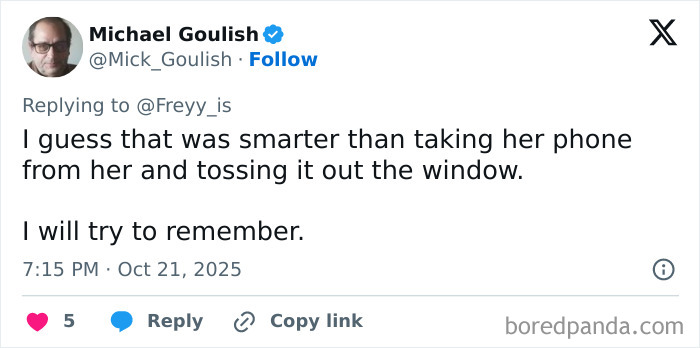 Captura de pantalla del tweet de Michael Goulish respondiendo sobre cómo cerrar a un usuario de altavoz, lo que provocó que otros compartieran historias.