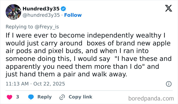 Tweet que muestra a un hombre que describe cómo apagaría a un usuario de altavoz ofreciéndole auriculares y alejándose.