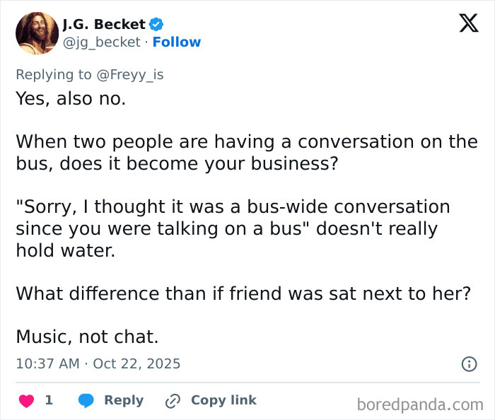 Respuesta al tweet sobre cómo apagar al usuario del altavoz y compartir opiniones sobre conversaciones públicas en un autobús.