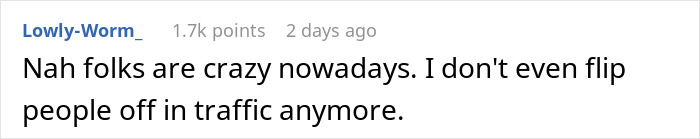 Captura de pantalla de un comentario de Reddit sobre cómo lidiar con comportamientos molestos, destacando historias de cierre de usuarios de altavoz.