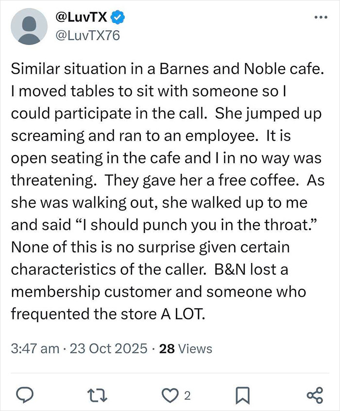 Tweet que describe a un usuario de altavoz que provocó una escena en un café de Barnes and Noble, lo que provocó reacciones de otros.