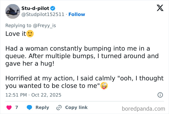 Captura de pantalla del tweet que muestra a un usuario compartiendo una historia sobre cómo apagar a un usuario del altavoz con humor y otros uniéndose.