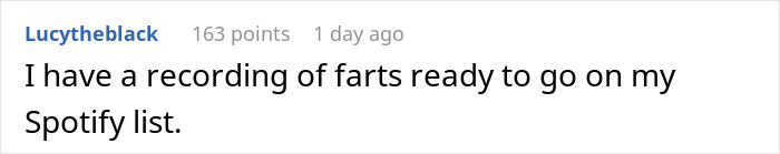 Captura de pantalla de un comentario humorístico de Reddit sobre una grabación, relacionada con historias de usuarios de altavoz y apagones.