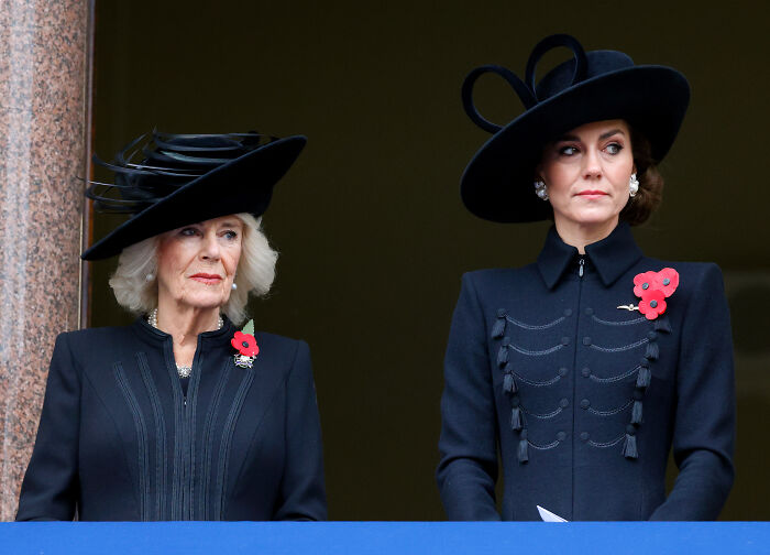 Kate Middleton y la reina Camilla vistiendo trajes y sombreros negros, resaltando el toque femenino en la discusión sobre la eliminación del título real.