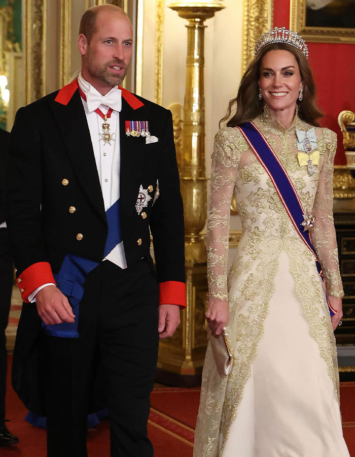 El príncipe William y Kate Middleton se vistieron formalmente en un evento real, destacando la influencia del toque femenino en la eliminación del título de Andrew.