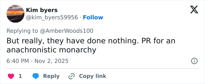 Tweet de Kim Byers criticando las relaciones públicas de la monarquía en medio de discusiones sobre el toque femenino de Kate Middleton y la reina Camilla.