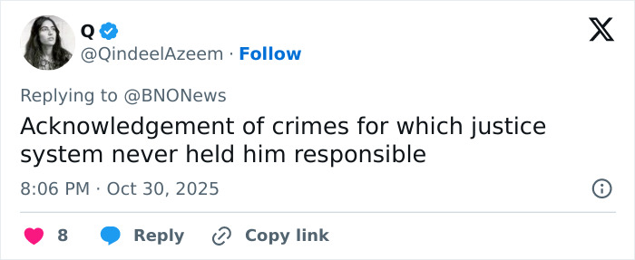 Tweet que analiza la eliminación del título de Andrew influenciado por el toque femenino de Kate Middleton y la reina Camilla en el contexto de la familia real.