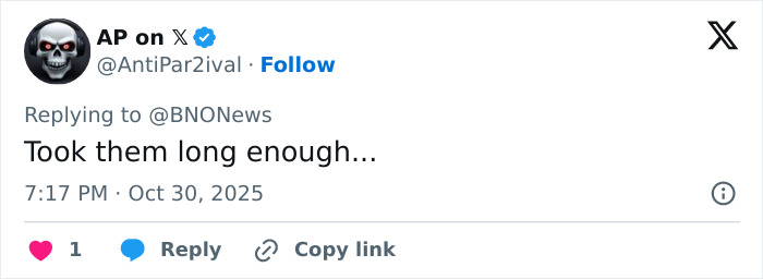 Tweet que muestra al usuario respondiendo a las noticias sobre la eliminación del título de Andrew mencionando la influencia del toque femenino de Kate Middleton y la reina Camilla.