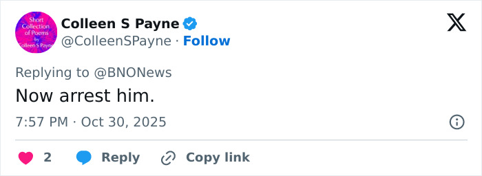 Tweet de Colleen S Payne con foto de perfil y nombre de usuario, comentando la eliminación del título de Andrew influenciada por el toque femenino de Kate Middleton y la reina Camilla.