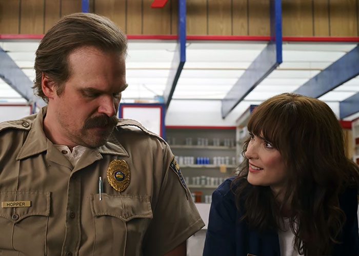 David Harbour y Stranger Things coprotagonizan una escena, mostrando su química y conexión en pantalla.