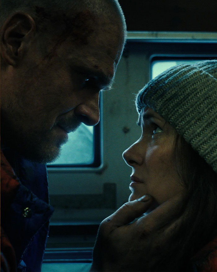 David Harbour y su coprotagonista de Stranger Things comparten un intenso momento cercano, destacando su conexión y química en pantalla.