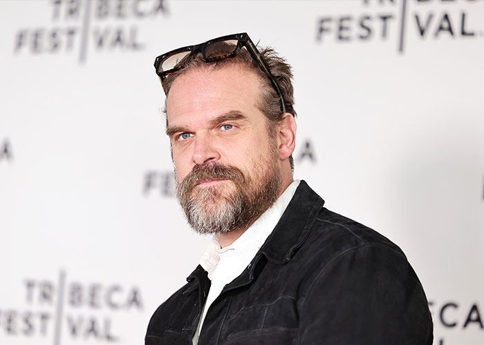 David Harbour en el Festival de Tribeca, con una chaqueta negra y gafas en la cabeza, vinculado a la admisión de amor de su coprotagonista de Stranger Things.