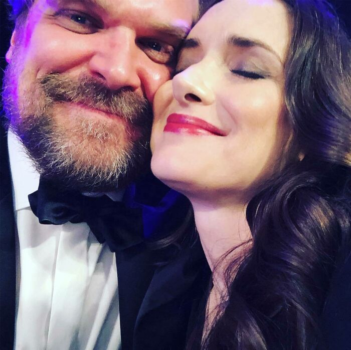 David Harbour y Stranger Things coprotagonizan muy juntos, sonriendo y mostrando afecto en un evento formal.