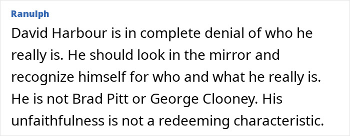 Extracto de texto de un artículo en línea que analiza la vida personal de David Harbour y sus sentimientos sobre una coprotagonista de Stranger Things en medio de su separación de Lily Allen.