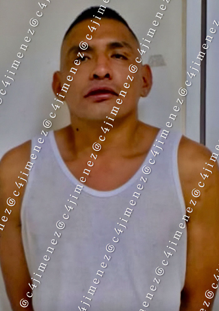 Hombre con camiseta blanca, que representa la realidad para muchas mujeres en México relacionada con la situación del presidente mexicano.