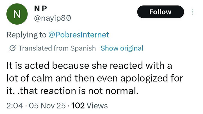 Tuiteo sobre un hombre besando y acariciando al presidente mexicano mientras ella habla, resaltando la realidad para muchas mujeres.