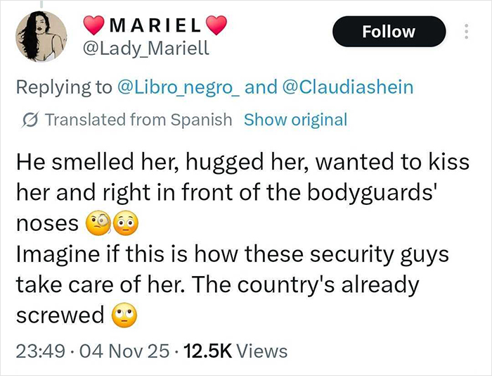 Tuiteo criticando a hombre que besa y acaricia al presidente mexicano mientras ella habla, resaltando la realidad para muchas mujeres.