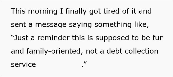 Texto que muestra un mensaje de chat familiar sobre el dinero del cumpleaños, enfatizando la diversión y evitando el tono de cobro de deudas.