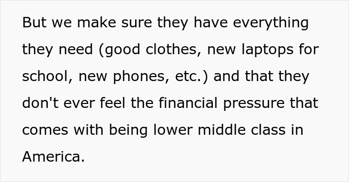 Extracto de texto sobre cómo evitar la presión financiera en la clase media baja de Estados Unidos, en relación con la elección de la cirugía de nariz en lugar de los fondos universitarios de los niños.