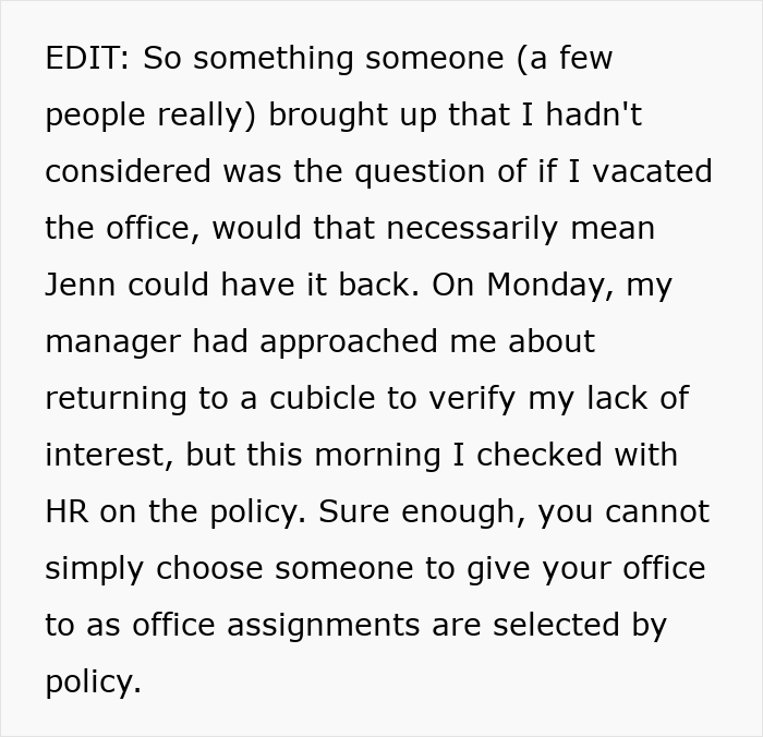 Una mujer espera recuperar su oficina privada después de trabajar desde casa y se enfrenta a la realidad de los cambios en la política de asignación de oficinas.