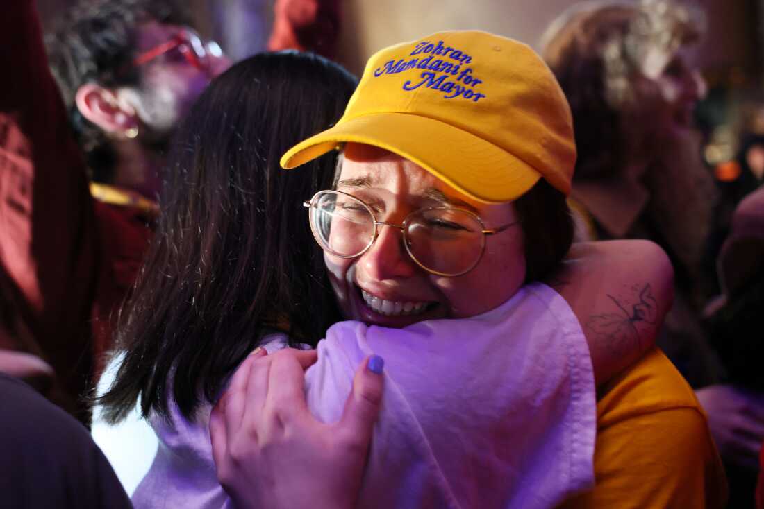 Sus partidarios celebran en una fiesta de observación de elecciones en Brooklyn el 4 de noviembre de 2025 después de que Zohran Mamdani fuera proyectado como el ganador en la carrera por la alcaldía de la ciudad de Nueva York.