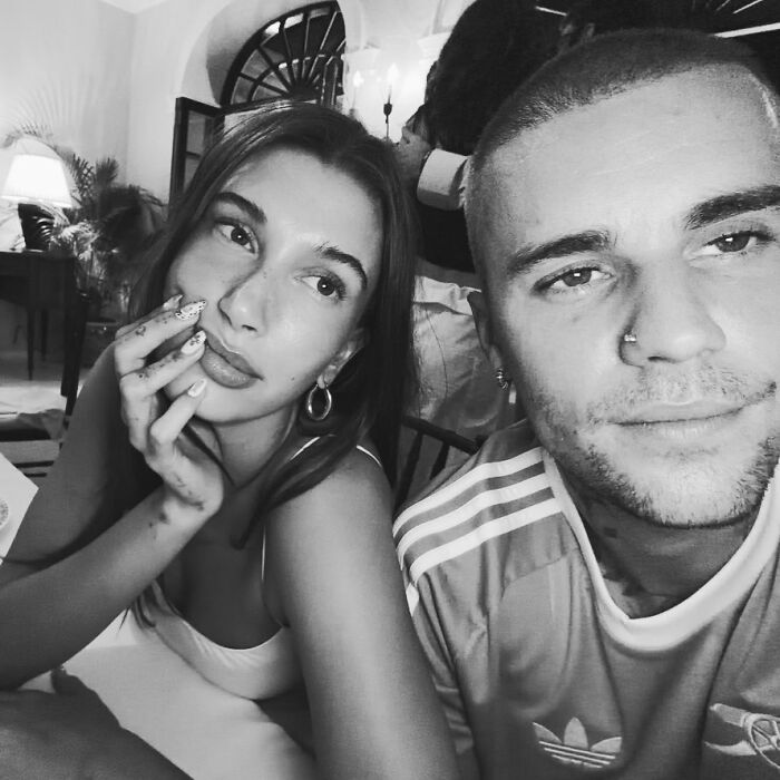 Justin Bieber y su pareja en un ambiente informal, los fanáticos expresan preocupación después de notar algo en su pene.