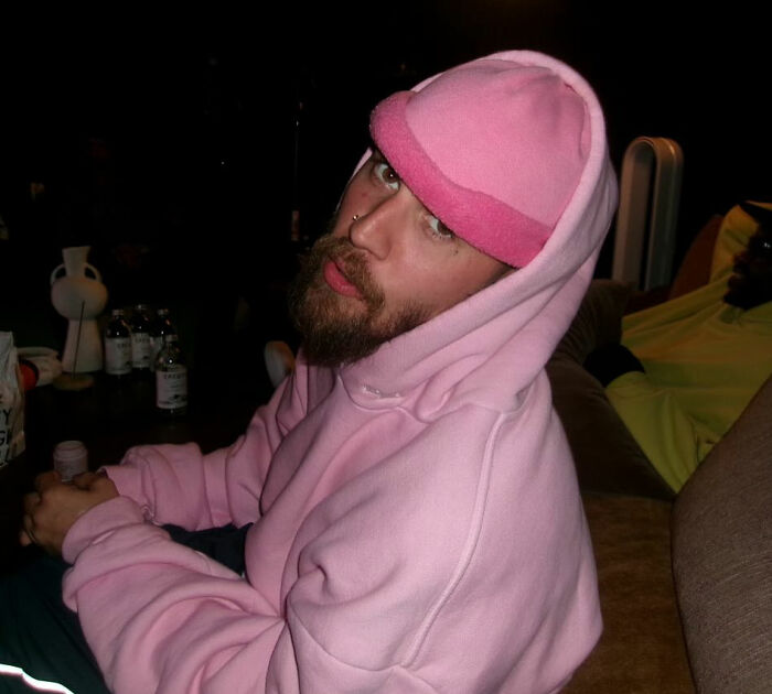 Justin Bieber con una sudadera con capucha rosa y una gorra, y los fanáticos expresaron preocupación después de notar algo en su pene.