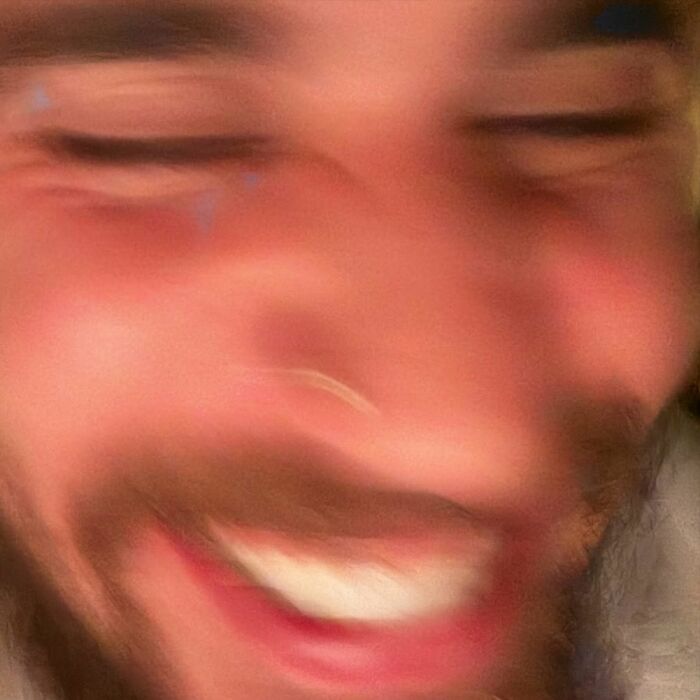 Primer plano de un hombre sonriente con el rostro borroso, que resalta la preocupación por los fanáticos de Justin Bieber sobre un área visible de sexo.