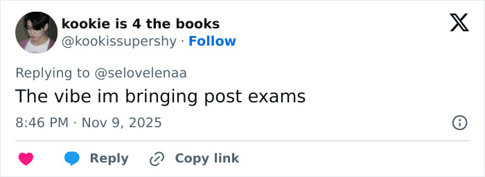 Justin Bieber con fanáticos expresando preocupación después de notar algo inusual en su pene en un lugar público.