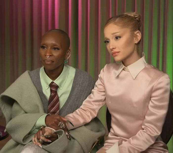 Cynthia Erivo y Ariana Grande se vistieron elegantemente durante una entrevista destacando su nueva y extraña interacción.