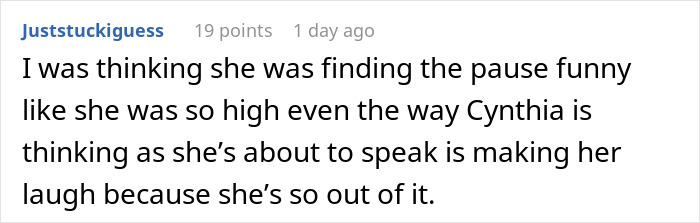 Comentario que destaca una extraña interacción que involucra a Cynthia Erivo y Ariana Grande, discutiendo un momento divertido y confuso.