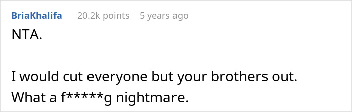 Captura de pantalla de un comentario en línea que expresa frustración porque los padres exigen que una mujer renuncie a una oportunidad profesional por una hermana malcriada.