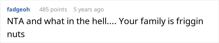 Captura de pantalla de un comentario de Reddit que reacciona a los padres que exigen que una mujer renuncie a una increíble oportunidad profesional para su hermana de oro.