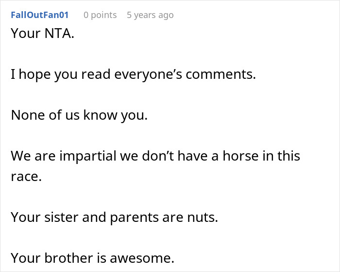Comentario de texto que critica a los padres que exigen que una mujer renuncie a una increíble oportunidad profesional por su hermana mimada y niña de oro.