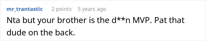 Captura de pantalla de un comentario de Reddit que analiza un conflicto familiar que involucra a padres que exigen un sacrificio profesional por una hermana malcriada y niña de oro.