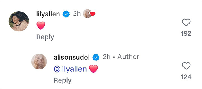 Captura de pantalla de Alison Sudol respondiendo con un emoji de corazón a un comentario de Lily Allen en las redes sociales en medio de la reacción de David Harbour.