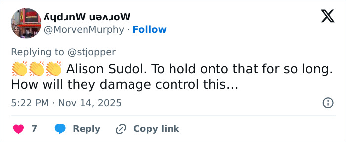 Tweet sobre Alison Sudol hablando en medio de una reacción violenta que involucra a David Harbour con emojis de aplauso y preocupación.