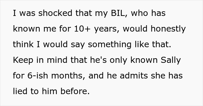Extracto de texto que muestra a una mujer sorprendida por el malentendido de su cuñado que involucra a una mujer poliamorosa.