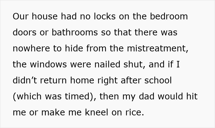 Extracto de texto sobre una mujer que excluye deliberadamente a su nuera enferma de las vacaciones familiares y el conflicto que sigue.