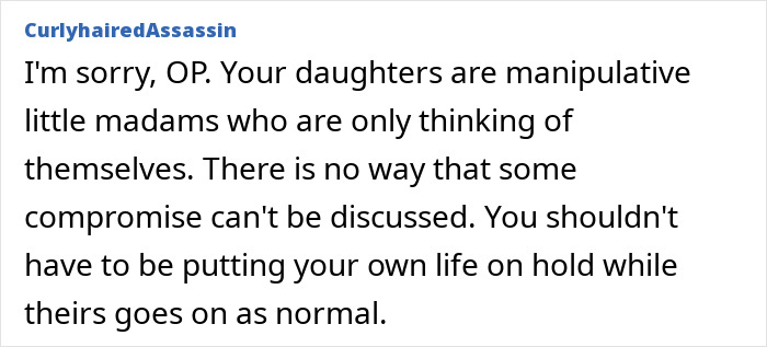 Comentario de texto del usuario CurlyhairedAssassin disculpándose con la abuela que se siente atrapada cuidando a 5 niños y hablando de manipulación y compromiso.