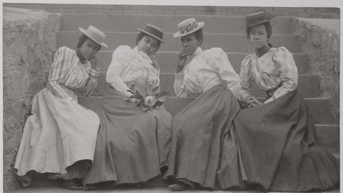 Cuatro mujeres afroamericanas sentadas en las escaleras del edificio de la Universidad de Atlanta, Georgia, en la década de 1890. Foto de Thomas E. Askew