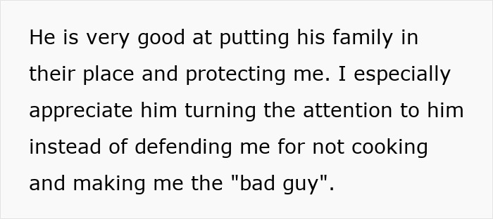 Un hombre uniformado parece aliviado y feliz, esperando la cena de Acción de Gracias después de un largo turno de 12 horas.