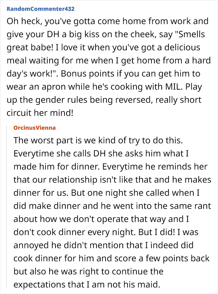 Conversación de texto sobre mil esperando la cena de Acción de Gracias después de un turno de 12 horas, discutiendo cocina y roles de género.