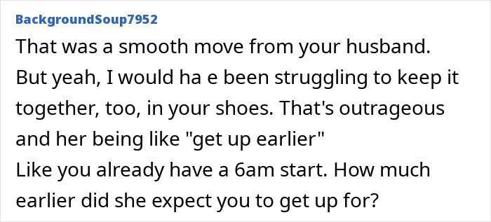 Miembro militar esperando la cena de Acción de Gracias después de un largo turno de 12 horas, esperando una comida bien merecida.