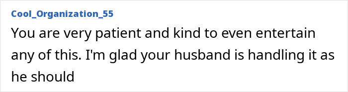 Personal militar sentado para disfrutar de la cena de Acción de Gracias después de un largo turno de 12 horas en el comedor de la base