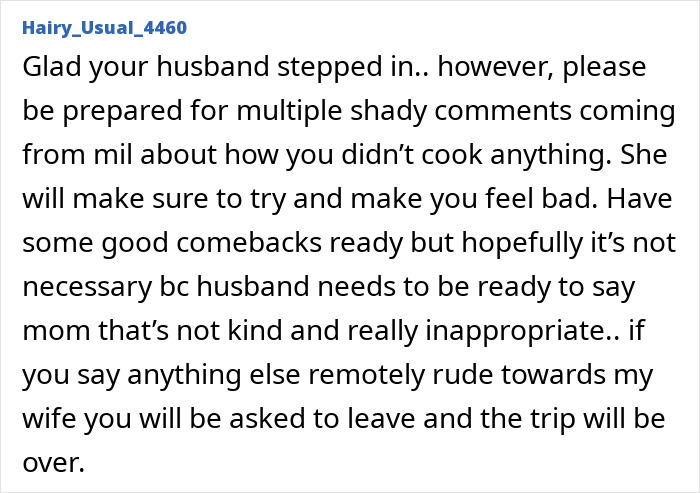 Un miembro militar espera la cena de Acción de Gracias después de un largo turno de 12 horas, luciendo cansado pero esperanzado por la comida.