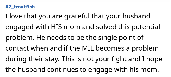 Miembro militar que espera con ansias la cena de Acción de Gracias después de completar un largo turno de trabajo de 12 horas.