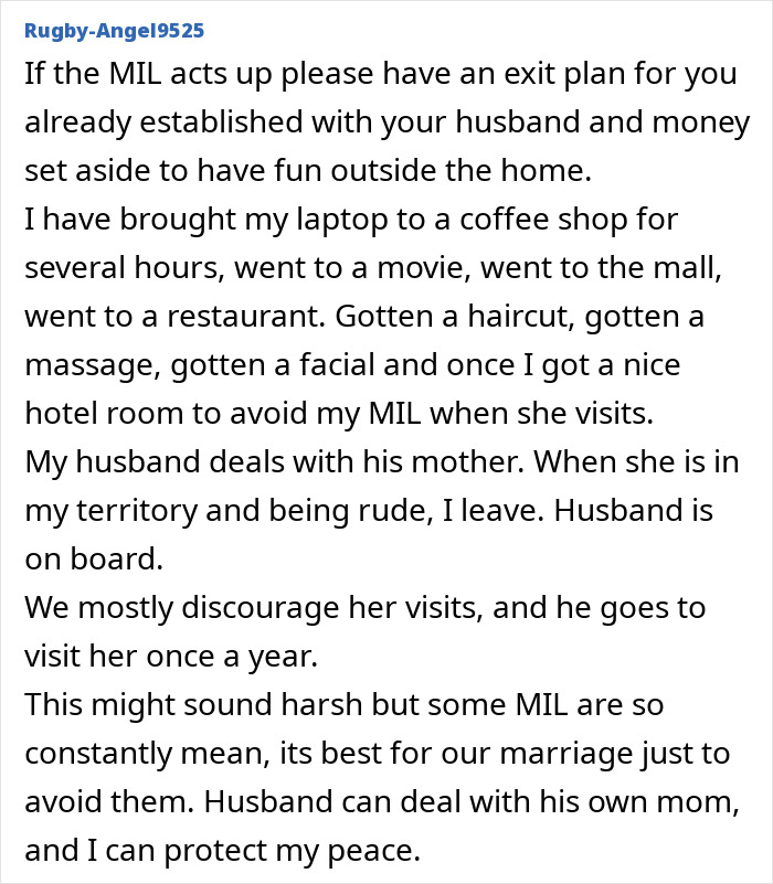 El personal militar espera la cena de Acción de Gracias después de un largo turno de 12 horas y espera con ansias una comida bien merecida.