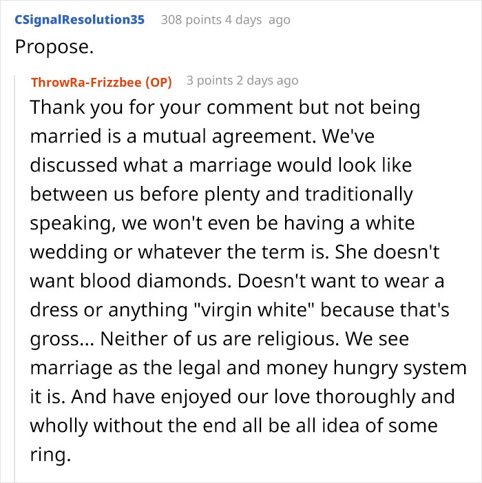 Conversación de texto que muestra a un hombre cortando lazos con su madre después de que ella revela sus verdaderos colores a través de mensajes de texto a su novia.